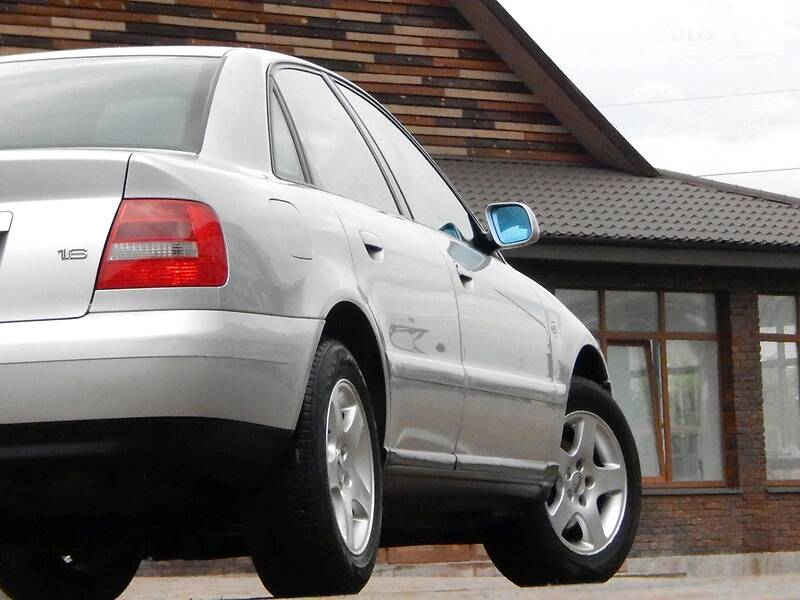 Седан Audi A4 2000 в Сарнах