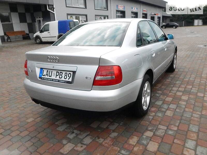 Седан Audi A4 2000 в Сарнах