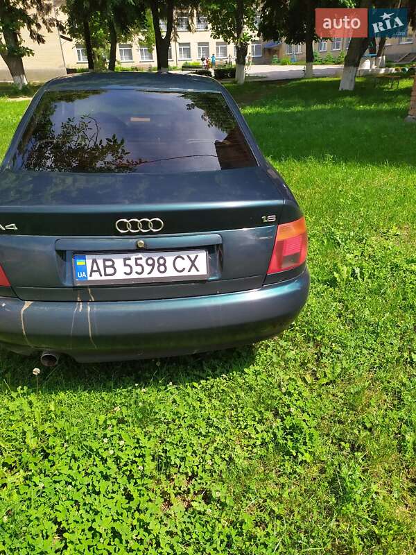 Седан Audi A4 1996 в Теплике