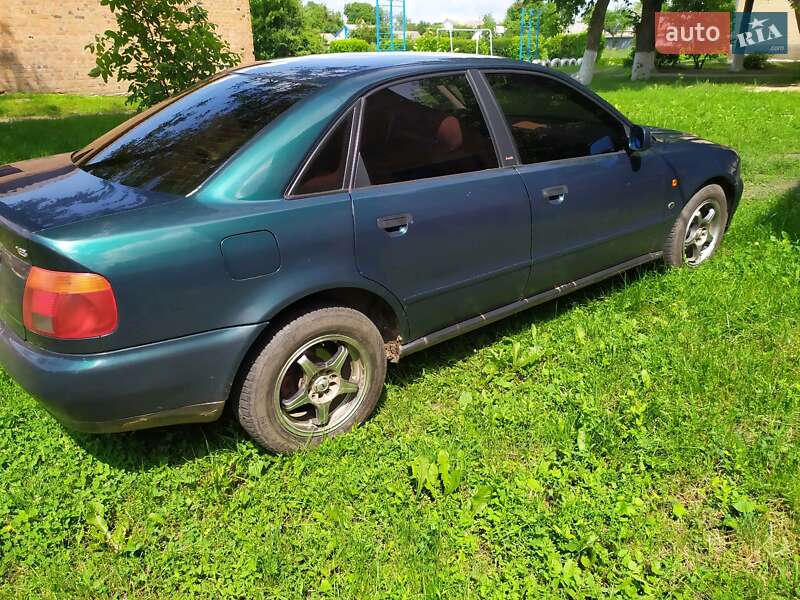 Седан Audi A4 1996 в Теплике