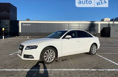 Седан Audi A4 2011 в Львове