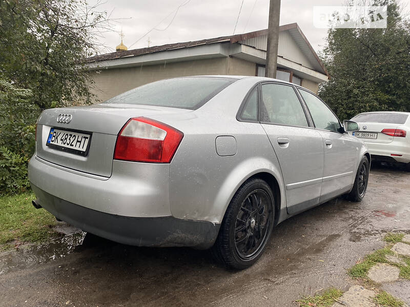 Седан Audi A4 2002 в Гощі