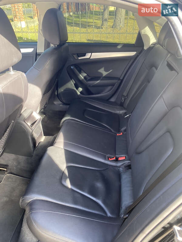 Седан Audi A4 2011 в Львове