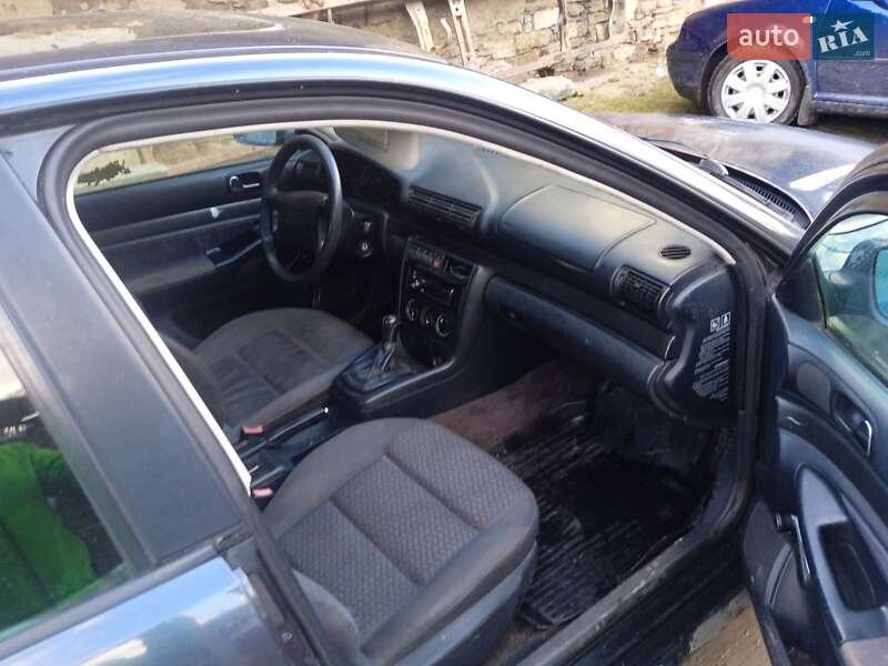 Седан Audi A4 1998 в Воловце