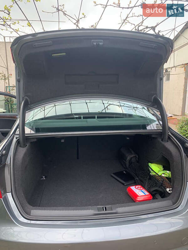 Седан Audi A4 2012 в Измаиле