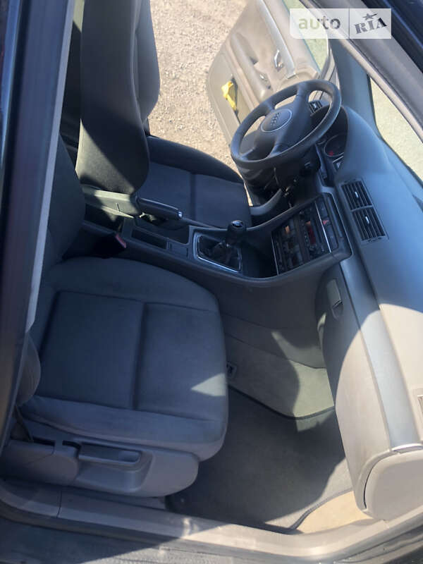 Седан Audi A4 2001 в Славському