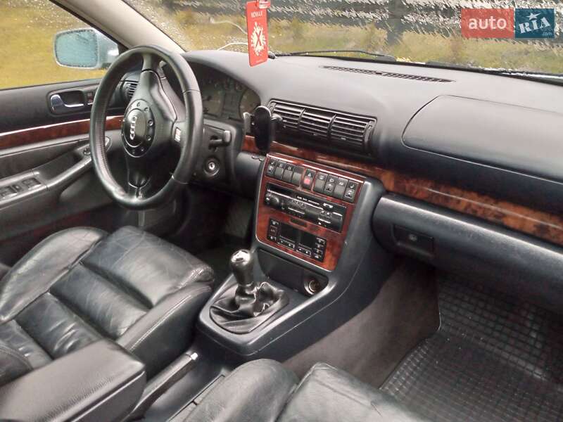 Седан Audi A4 1997 в Вараше