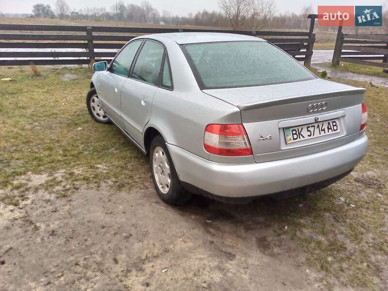Седан Audi A4 1997 в Вараше