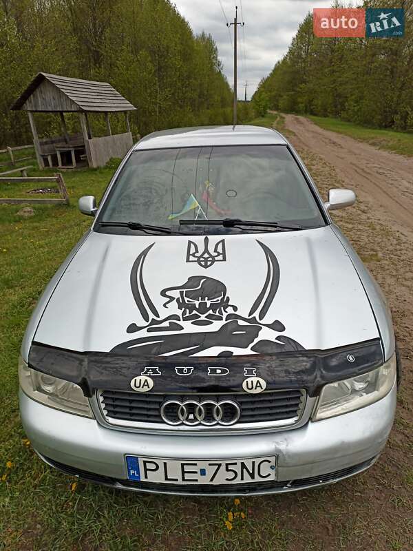 Седан Audi A4 1998 в Любешове