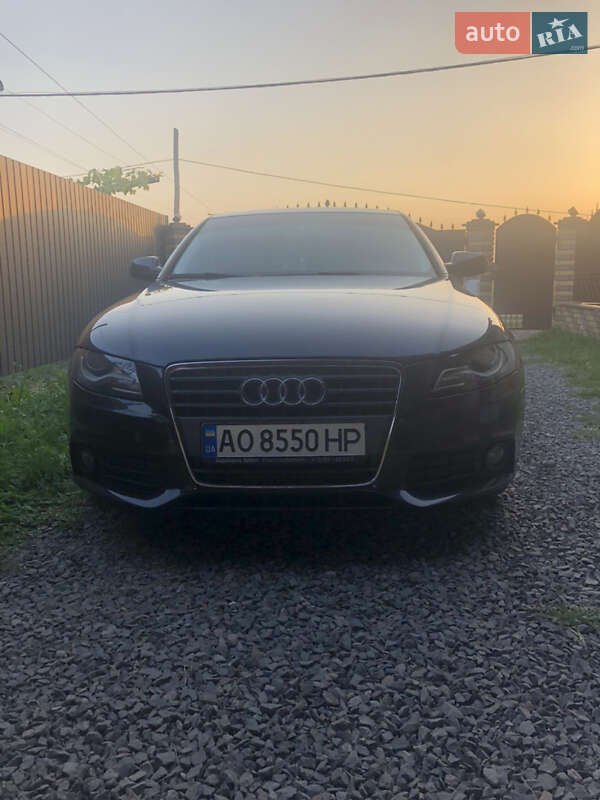 Седан Audi A4 2011 в Мукачево