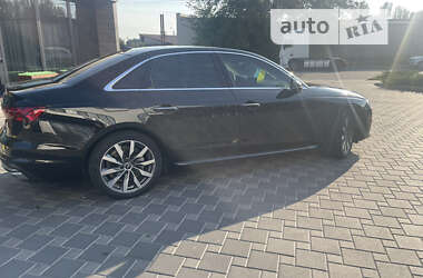 Седан Audi A4 2021 в 