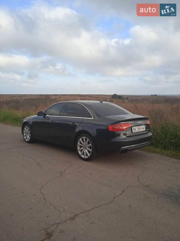 Седан Audi A4 2013 в Ровно