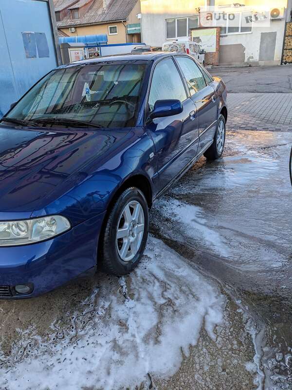 Седан Audi A4 2000 в Виноградові