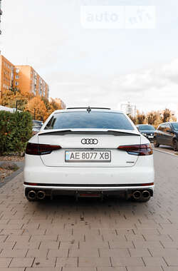 Седан Audi A4 2016 в Ужгороді