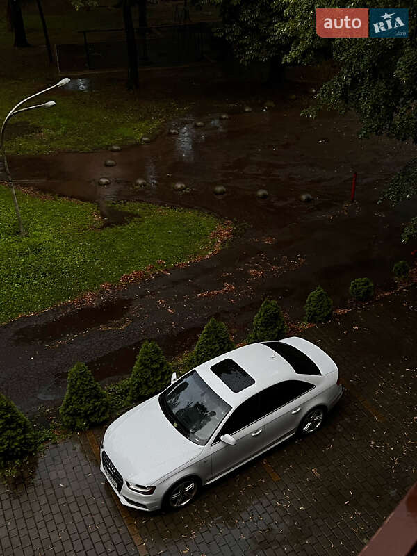 Седан Audi A4 2013 в Ужгороде