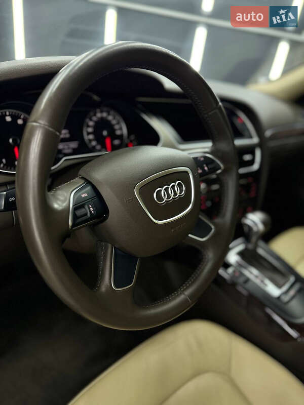 Седан Audi A4 2014 в Ивано-Франковске