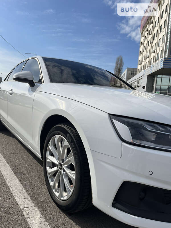 Седан Audi A4 2021 в Киеве