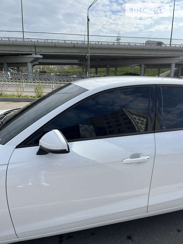 Седан Audi A4 2021 в Киеве