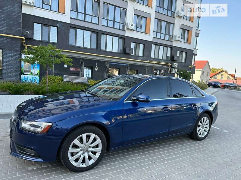 Седан Audi A4 2012 в Виннице