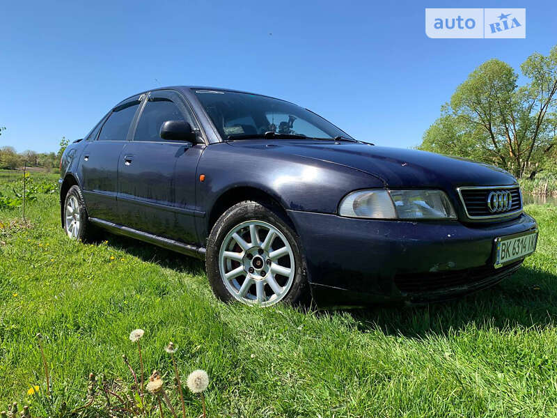 Седан Audi A4 1995 в Кореці