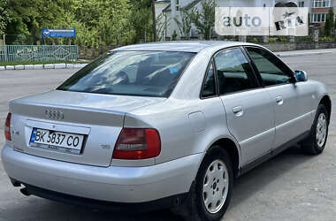 Седан Audi A4 1999 в Волочиську