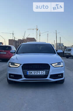 Седан Audi A4 2015 в Рівному