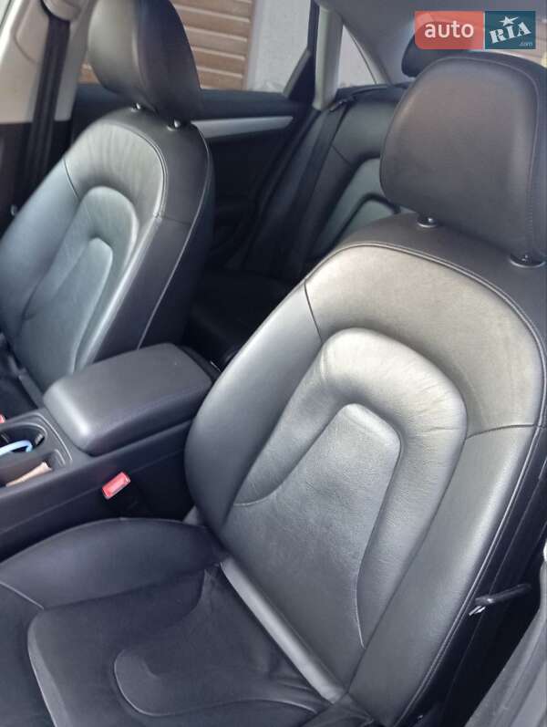 Седан Audi A4 2013 в Золочеві