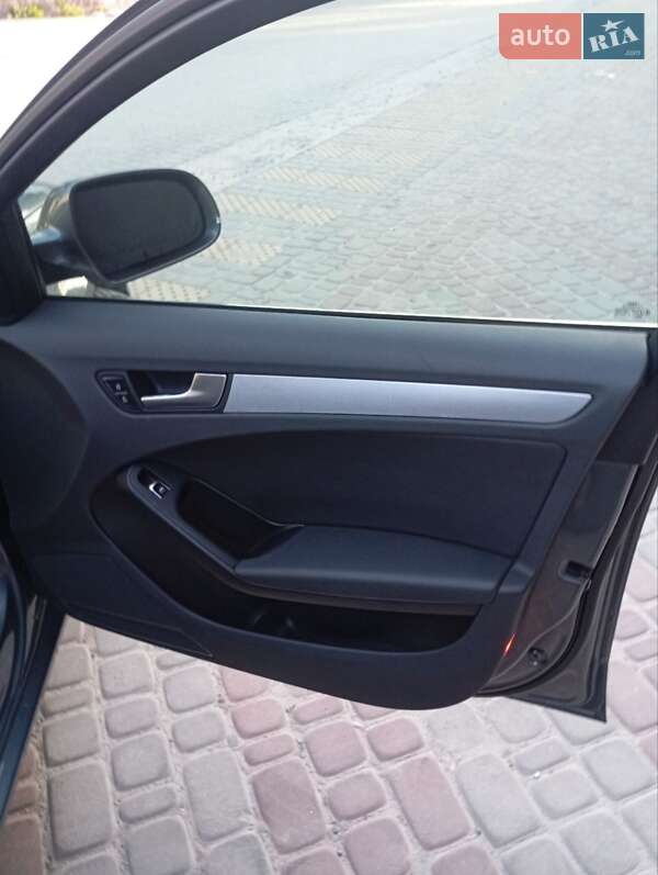 Седан Audi A4 2013 в Золочеві