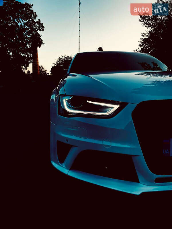 Седан Audi A4 2014 в Ровно