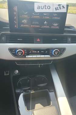 Седан Audi A4 2022 в 