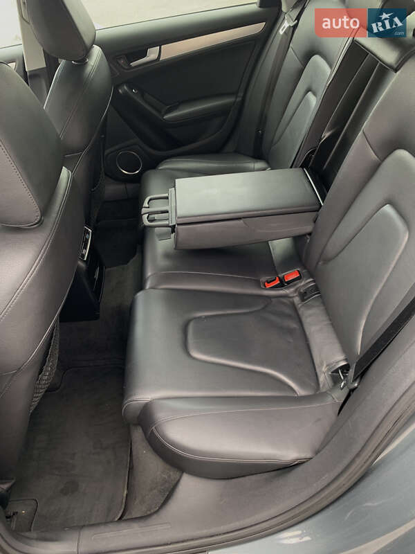 Седан Audi A4 2012 в Львове