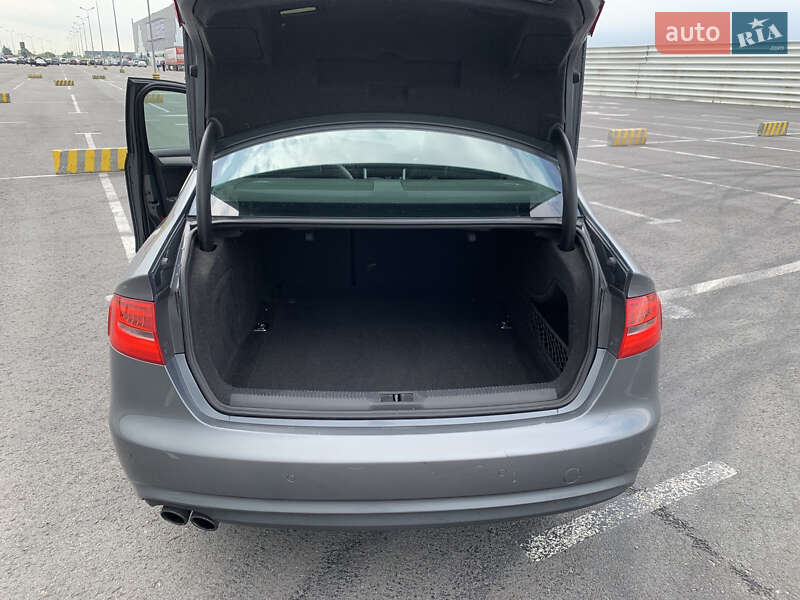 Седан Audi A4 2012 в Львове
