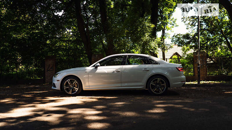 Седан Audi A4 2018 в Львове