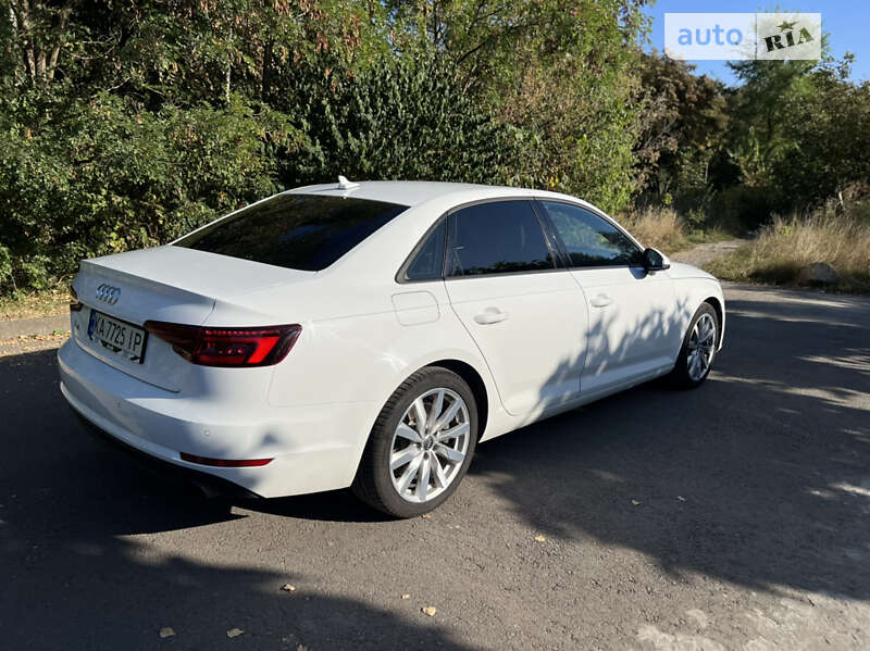 Седан Audi A4 2016 в Ровно
