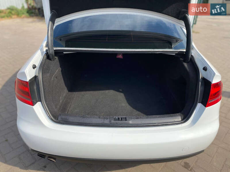 Седан Audi A4 2011 в Кривом Роге