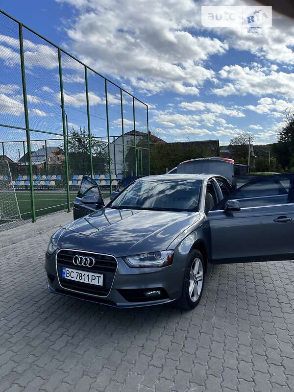 Седан Audi A4 2012 в Львове