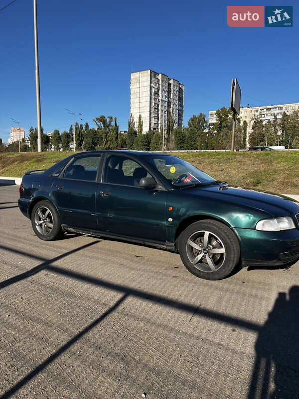 Седан Audi A4 1995 в Києві