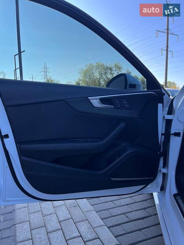 Седан Audi A4 2017 в Львове