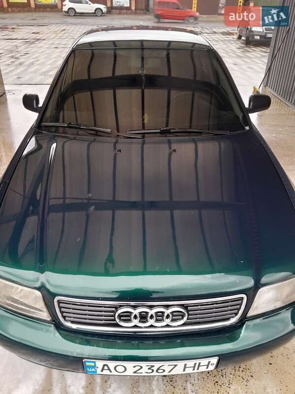 Седан Audi A4 1996 в Сваляве