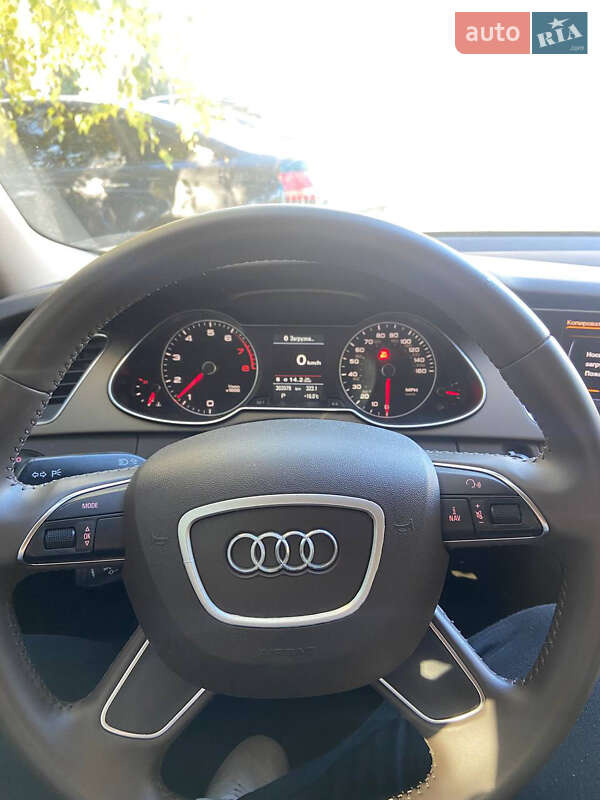 Седан Audi A4 2013 в Львове