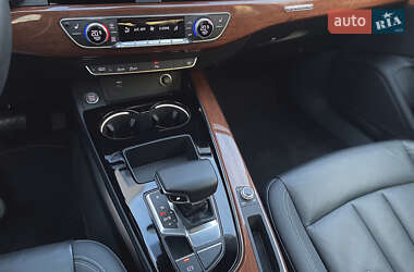 Седан Audi A4 2020 в 