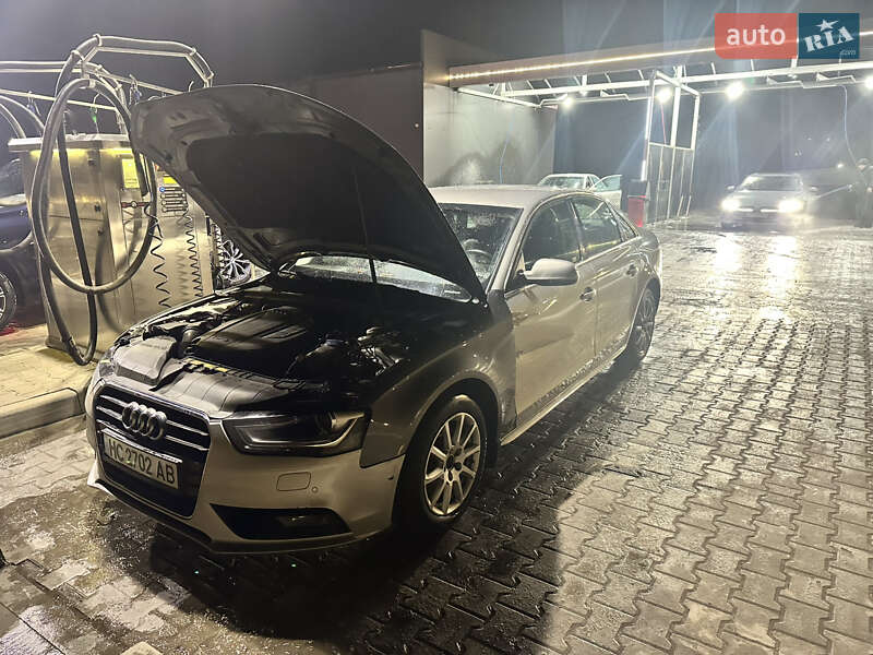 Седан Audi A4 2012 в Львове