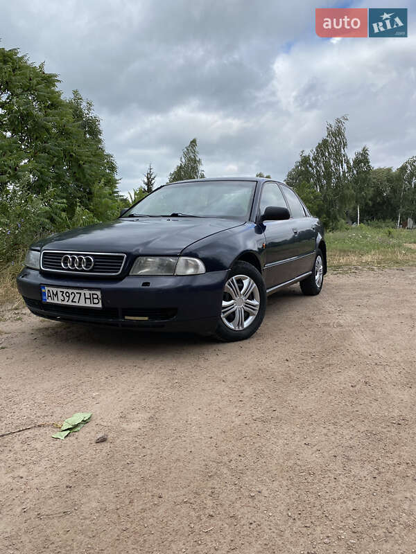 Седан Audi A4 1995 в Черняхові