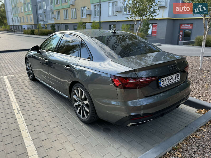 Седан Audi A4 2021 в 
