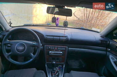 Седан Audi A4 1995 в Кореці