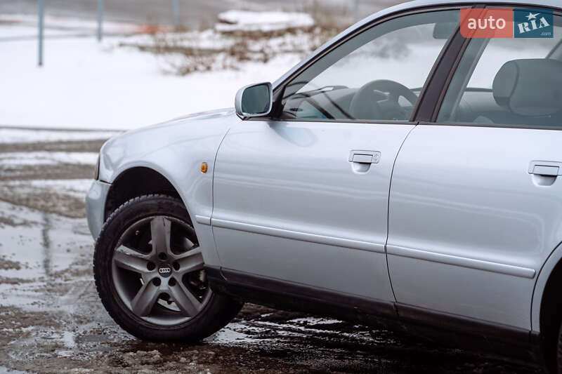Седан Audi A4 1998 в 