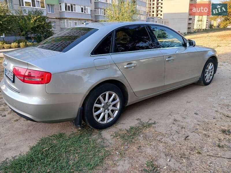 Седан Audi A4 2012 в Сумах