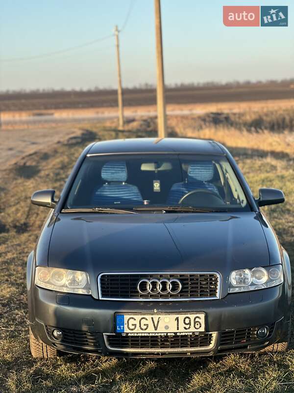 Седан Audi A4 2004 в Гоще