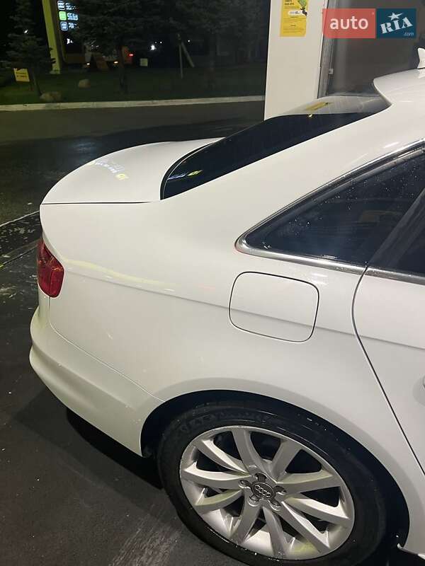 Седан Audi A4 2013 в Києві