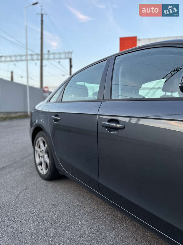 Седан Audi A4 2011 в Сваляве